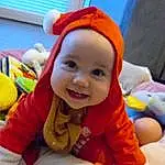 Clothing, Visage, Sourire, Facial Expression, Cap, Happy, Baby & Toddler Clothing, Baby, Bambin, Fun, Enfant, Baby Laughing, Jouets, Event, Comfort, Déguisements, Fictional Character, Play, Room, Beanie, Personne, Joy, Headwear