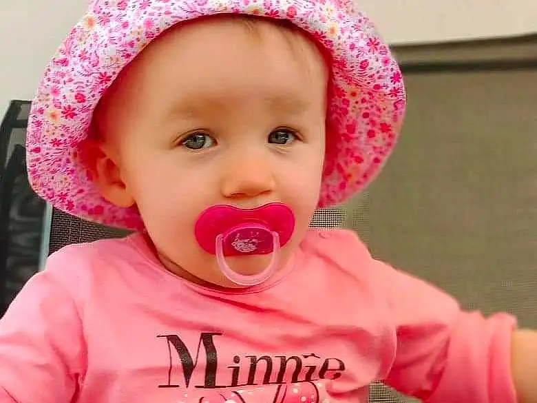 Clothing, Visage, Joue, Peau, Head, Lip, Facial Expression, Blanc, Baby, Baby & Toddler Clothing, Sleeve, Happy, Rose, Cool, Red, Bambin, Magenta, Cap, Enfant, Personne, Headwear