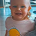Joue, Joint, Sourire, Coiffure, Yeux, Facial Expression, Mouth, Sleeve, Happy, T-shirt, Cool, Baby & Toddler Clothing, Baby, Bambin, People, Skull, Enfant, Personne, Joy