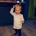 Joint, Coiffure, Shoulder, Jambe, Sourire, Flash Photography, Bois, Sleeve, Debout, Gesture, Happy, Iris, Finger, Baby & Toddler Clothing, Bambin, Hardwood, Fun, Enfant, Personne