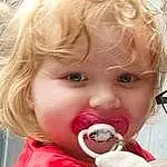 Nez, Joue, Peau, Lip, Mouth, Facial Expression, Eyelash, Baby, Bambin, Enfant, Blond, Baby & Toddler Clothing, Fun, Nourriture, Dessert, Ice Cream, Happy, Fictional Character, Hiver, Eating, Personne
