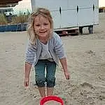 Sourire, Body Of Water, Plage, Bambin, Summer, Sand, Fun, Bucket, Enfant, Soil, T-shirt, Vacation, Play, Recreation, Plastic, Holiday, Personne, Joy