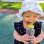 Hand, Eau, Photograph, Leaf, Textile, Gesture, Happy, Herbe, Plastic Bottle, Finger, Rose, Bottle, Headgear, Bambin, Summer, Baby & Toddler Clothing, People, Baby, Nail, Drinkware, Personne, Headwear