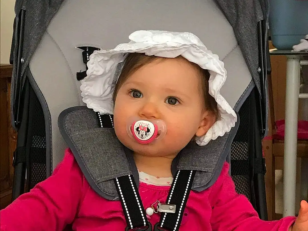 Joue, Peau, Facial Expression, Baby Carriage, Rose, Baby, Bambin, Comfort, Enfant, Baby Products, Fun, Baby & Toddler Clothing, Fashion Accessory, Car Seat, Happy, Carmine, Hiver, DÃ©guisements, Personne, Headwear