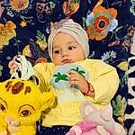 Joue, Peau, Yeux, Textile, Baby & Toddler Clothing, Happy, Yellow, Rose, Bambin, Baby, Plante, Pattern, Jouets, Petal, Beauty, Fun, Enfant, Event, Teddy Bear, Stuffed Toy, Personne, Headwear