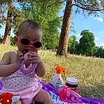 Enfant, Eyewear, Pic-Nic, Summer, Sunglasses, Herbe, Recreation, Rose, Vacation, Fun, Bambin, Arbre, Lunettes, Event, Plante, Play, Leisure, Personne