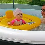Lunettes, Eau, Baby Float, Outdoor Recreation, Yellow, Baby & Toddler Clothing, Chapi Chapo, Recreation, Bambin, Fun, Baby, Leisure, Personal Protective Equipment, Swimming Pool, Goggles, Baby Products, Enfant, Boats And Boating--equipment And Supplies, Sun Hat, Bathing, Personne, Headwear