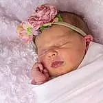 Joue, Peau, Comfort, Baby & Toddler Clothing, Baby Sleeping, Baby, Rose, Bambin, Petal, Chapi Chapo, Linens, Magenta, Hair Accessory, Bedtime, Cap, Fashion Accessory, Enfant, Baby Products, Pattern, Headband, Personne