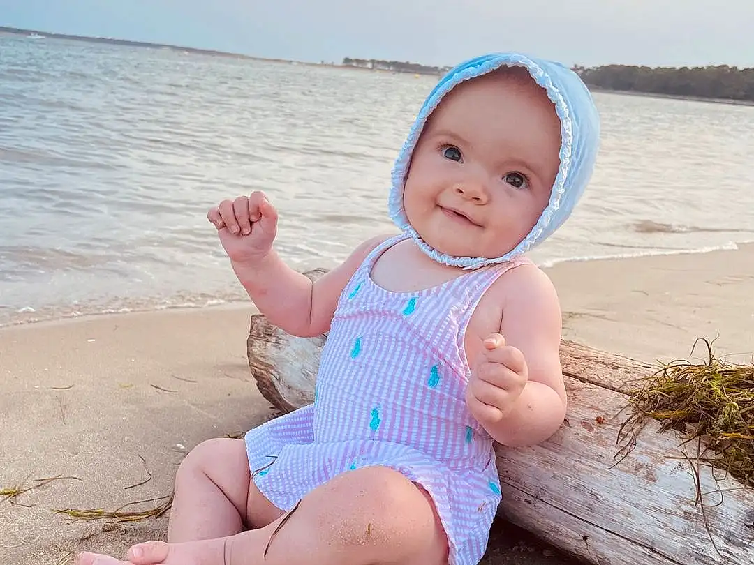 Eau, Peau, Head, Ciel, Yeux, Sourire, Jambe, Azure, People In Nature, Plage, Debout, Flash Photography, Happy, Baby & Toddler Clothing, Finger, Fun, Bambin, Thigh, Barefoot, Summer, Personne, Joy, Headwear