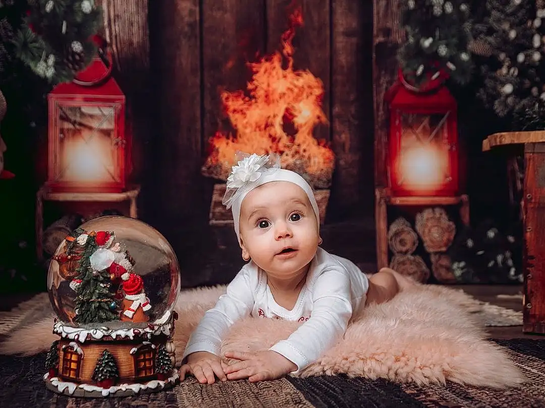 FenÃªtre, Lighting, Flash Photography, Dress, Red, Baby & Toddler Clothing, Picture Frame, Bois, Lamp, Chapi Chapo, Baby, Bambin, Christmas Decoration, Event, Happy, NoÃ«l, Christmas Eve, Holiday, Arbre, Living Room, Personne, Surprise, Headwear
