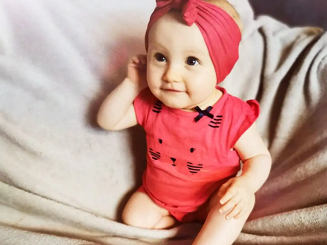 Enfant, Rose, Peau, Bambin, Joue, Baby, Joint, Textile, Child Model, Doll, Sleeve, T-shirt, Jouets, Hair Accessory, Linens, Bedding, Oreille, Play, Personne, Headwear