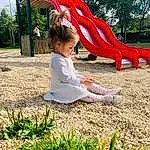 Plante, Jambe, Green, Arbre, People In Nature, Human Body, Herbe, Dress, Aire de jeux, Leisure, Bambin, Recreation, Chute, Fun, Happy, City, Baby & Toddler Clothing, Outdoor Play Equipment, Enfant, Play, Personne