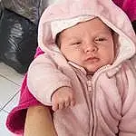 Nez, Joue, Peau, Head, Lip, Chin, Photograph, Yeux, Comfort, Textile, Sleeve, Baby & Toddler Clothing, Rose, Luggage And Bags, Bambin, Baby, Headgear, Cap, Jacket, Thumb, Personne, Headwear
