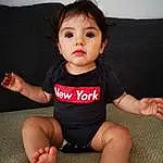 Visage, Joue, Joint, Peau, Head, Hand, Shoulder, Jambe, Neck, Human Body, Baby & Toddler Clothing, Flash Photography, Sleeve, Finger, Comfort, Gesture, Thigh, Elbow, T-shirt, Knee, Personne