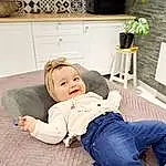 Jeans, Sourire, Jambe, Comfort, Happy, Plante, Lap, Thigh, Knee, Bambin, Leisure, Couch, Living Room, Room, Assis, Foot, Enfant, Fun, Denim, Personne, Joy