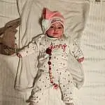 Baby & Toddler Clothing, Comfort, Sleeve, Baby, Bambin, Baby Sleeping, Linens, Pattern, Enfant, Baby Products, Happy, Font, Fictional Character, Poil, Room, Chapi Chapo, DÃ©guisements, Portrait Photography, Bedding, Baby Safety, Personne, Headwear