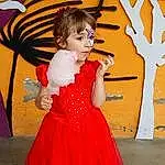 Clothing, Red, Dress, Enfant, Shoulder, Déguisements, Joint, Fun, Jambe, Formal Wear, Bambin, Gown, Sourire, Carpet, Personne