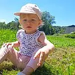 Ciel, Plante, Green, Baby & Toddler Clothing, People In Nature, Sleeve, Happy, Baby, Sunlight, Herbe, Arbre, Chapi Chapo, Bambin, Grassland, Leisure, Meadow, Pelouse, Thigh, Fun, Personne, Headwear
