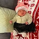 Visage, Facial Expression, Jambe, Baby & Toddler Clothing, Human Body, Comfort, Sleeve, Textile, Lap, Baby, Bambin, Santa Claus, Costume Hat, Holiday, Linens, Enfant, Christmas Eve, Pattern, Assis, Chapi Chapo, Personne, Headwear