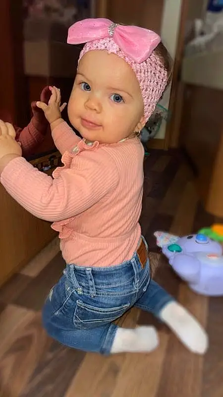 Clothing, Visage, Joue, Peau, Head, Lip, Coiffure, Sourire, Yeux, Facial Expression, Blanc, Cap, Oreille, Sleeve, Baby & Toddler Clothing, Gesture, Happy, Rose, Baby, Bambin, Personne, Headwear