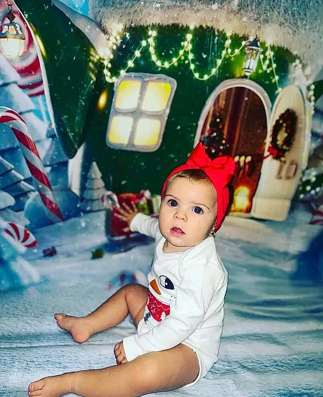Blanc, Happy, Baby & Toddler Clothing, Red, Fun, Bambin, Leisure, Art, Hiver, Holiday, Neige, Event, Chapi Chapo, Christmas Eve, Baby, Noël, Recreation, Fictional Character, Carmine, Personne