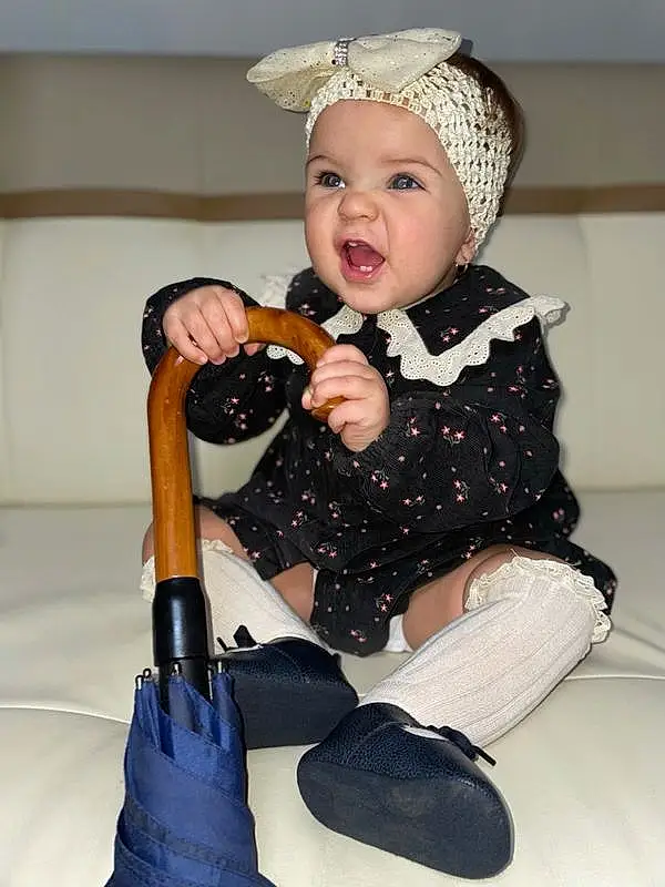 Peau, Shoe, Sourire, Yeux, Blanc, Dress, Human Body, Baby & Toddler Clothing, Sleeve, Headgear, Baby, Happy, Bambin, Enfant, Sneakers, Knee, Pattern, Thigh, Glove, Personne, Headwear