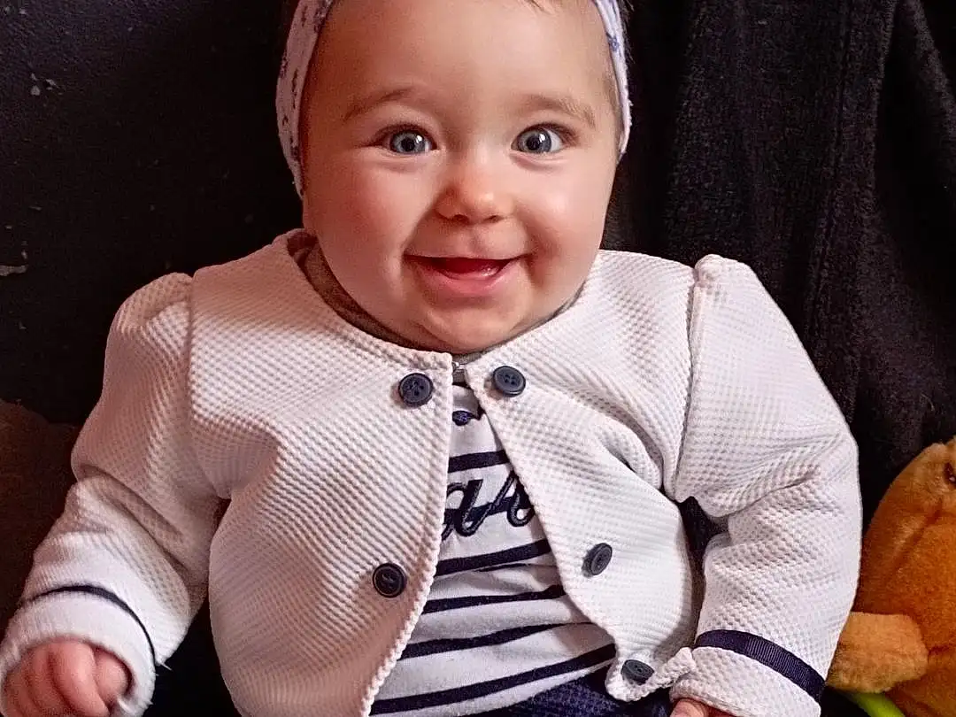 Peau, Sourire, Yeux, Fashion, Baby & Toddler Clothing, Sleeve, Happy, Collar, Baby, Rose, Bow Tie, Headgear, Enfant, People, Bambin, Tie, Pattern, Jewellery, Assis, Plaid, Personne, Joy