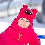 Sourire, Neige, Cap, Human Body, Sleeve, Outdoor Recreation, Happy, Bambin, Red, Parka, Baby & Toddler Clothing, Recreation, Freezing, Baby, Leisure, Knit Cap, Hiver, Magenta, Fun, Hood, Personne, Joy, Headwear