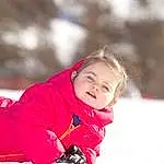 Sourire, Neige, People In Nature, Happy, Flash Photography, Freezing, Playing With Kids, Bambin, Herbe, Fun, Baby, Enfant, Recreation, Baby & Toddler Clothing, Assis, Carmine, Hiver, Leisure, Magenta, Portrait Photography, Personne