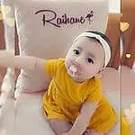 Sourire, Sleeve, Baby & Toddler Clothing, Happy, Rose, Baby, Bambin, Font, Cap, T-shirt, Baby Laughing, Pillow, Enfant, Magenta, Comfort, Fashion Accessory, Linens, Baby Safety, Baby Products, Logo, Personne