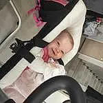 Comfort, Human Body, Baby Carriage, Sourire, Baby, Car Seat, Automotive Design, Bambin, Auto Part, Vrouumm, Seat Belt, Baby & Toddler Clothing, Steering Wheel, Baby Products, Baby Safety, Enfant, Assis, Fun, Wheel, Service, Personne