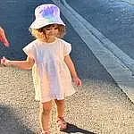 Sourire, Coiffure, Chapi Chapo, Sun Hat, Dress, Infrastructure, Happy, Asphalt, Rose, People In Nature, Bambin, Road Surface, Waist, Baby & Toddler Clothing, Road, Fun, Leisure, Enfant, Day Dress, Electric Blue, Personne, Joy