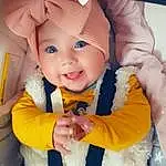 Joue, VÃªtements dâ€™extÃ©rieur, Sourire, Baby & Toddler Clothing, Sleeve, Textile, Orange, Baby, Gesture, Finger, Happy, Thumb, Bambin, Tableware, Baby Carriage, Baby Products, Glove, Fun, Enfant, Fashion Accessory, Personne, Headwear