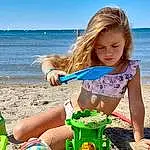 Eau, Ciel, Sourire, People In Nature, Plage, Happy, Leisure, Herbe, Sand, Fun, Bambin, Recreation, Enfant, Shovel, People On Beach, Voyages, Shore, Holiday, Play, Jouets, Personne