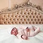 Photograph, Blanc, Comfort, Bois, Rectangle, Linens, Baby & Toddler Clothing, Baby, Bedding, Hardwood, Peach, Bed Sheet, Pattern, Bed, Baby Products, Art, Room, Foot, Bed Frame, Personne, Headwear
