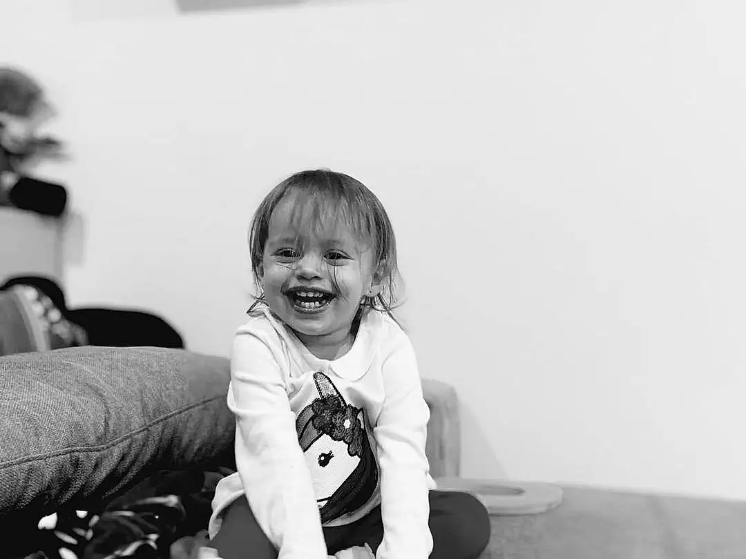 Sourire, Coiffure, Black-and-white, Happy, Style, Comfort, Bambin, Baby, Flash Photography, Enfant, Fun, Monochrome, Baby & Toddler Clothing, Noir & Blanc, Assis, Room, Stock Photography, Laugh, Voyages, Personne, Joy