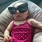 Peau, Lunettes, Lip, Hand, Coiffure, Bras, Shoulder, Facial Expression, Vision Care, Jambe, Comfort, Eyewear, Goggles, Baby & Toddler Clothing, Waist, Thigh, Rose, Finger, Sunglasses, Happy, Personne, Headwear