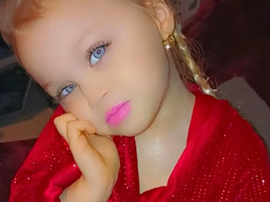 Forehead, Hair, Joue, Peau, Lip, Coiffure, Jouets, Doll, Eyelash, Neck, Textile, Sleeve, Rose, Wig, Fashion Design, Long Hair, Magenta, Baby & Toddler Clothing, Jewellery, Wrist, Personne