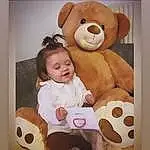 Brown, Sourire, Textile, Gesture, Happy, Jouets, Comfort, Bambin, Baby, Font, Stuffed Toy, Enfant, Teddy Bear, Football, Baby & Toddler Clothing, Légende de la photo, Room, Baby Toys, Peluches, Personne