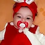 Joue, Head, Yeux, Blanc, Human Body, Happy, Baby, Baby & Toddler Clothing, Red, Bambin, Enfant, Fictional Character, Event, Christmas Eve, Costume Hat, Holiday, Carmine, Fun, Santa Claus, NoÃ«l, Personne, Headwear