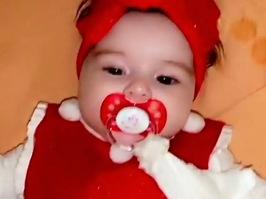 Joue, Head, Yeux, Blanc, Human Body, Happy, Baby, Baby & Toddler Clothing, Red, Bambin, Enfant, Fictional Character, Event, Christmas Eve, Costume Hat, Holiday, Carmine, Fun, Santa Claus, NoÃ«l, Personne, Headwear