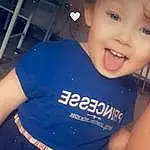 Sourire, Coiffure, Shoulder, Muscle, Flash Photography, Human Body, Sleeve, Happy, Thigh, Cool, Elbow, Baby & Toddler Clothing, Sportswear, Trunk, Chest, Bambin, Waist, T-shirt, Electric Blue, Personne