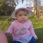 Visage, Peau, Yeux, Plante, Arbre, Baby & Toddler Clothing, Rose, Sun Hat, Cap, Bambin, Happy, Herbe, Chapi Chapo, Baby, Leisure, Fun, Thigh, People In Nature, Enfant, Recreation, Personne