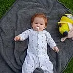 Yeux, Facial Expression, Leaf, Baby & Toddler Clothing, Textile, Sleeve, Jouets, Herbe, Baby, People In Nature, Doll, Fun, Bambin, Enfant, Pelouse, Leisure, Baby Products, Recreation, Personne