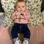 Joue, Joint, Peau, Head, Blanc, Stomach, Sleeve, Flash Photography, Baby & Toddler Clothing, Knee, Rose, Thigh, Happy, Baby, Bambin, Trunk, T-shirt, Sportswear, Human Leg, Sock, Personne