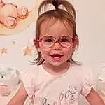 Nez, Visage, Lunettes, Joue, Peau, Head, Chin, Coiffure, Bras, Facial Expression, Mouth, Sourire, Vision Care, Baby & Toddler Clothing, Sleeve, Happy, Eyewear, Personne, Joy