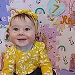 Joue, Sourire, Facial Expression, Baby & Toddler Clothing, Textile, Sleeve, Happy, Rose, Yellow, Bambin, Baby, Enfant, Fun, Pattern, Art, Leisure, Baby Products, Party Supply, T-shirt, Room, Personne, Joy