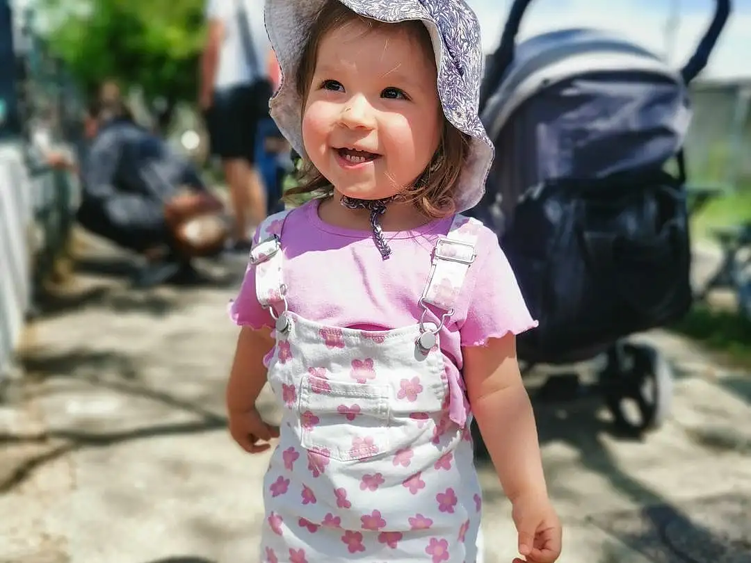 Peau, Sourire, Shoe, Yeux, Sleeve, Happy, Rose, Baby & Toddler Clothing, Bambin, Leisure, Street Fashion, Voyages, Fun, Recreation, Magenta, Herbe, Event, Enfant, Baby, Cap, Personne, Headwear