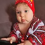Joue, Peau, Head, Lip, Chin, Yeux, Facial Expression, Dress, Sleeve, Baby & Toddler Clothing, Baby, Cap, Bambin, Happy, Enfant, Pattern, Plaid, Fashion Accessory, Assis, Carmine, Personne, Headwear