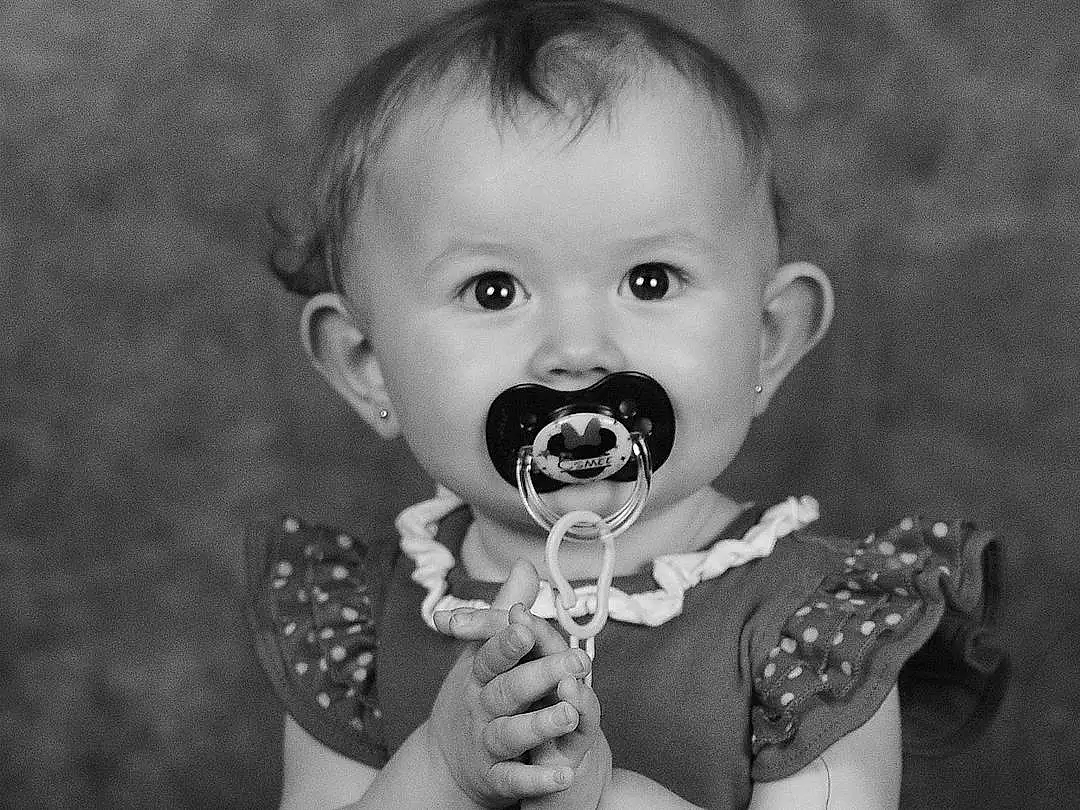 Nez, Joue, Peau, Lip, Hand, Bras, Yeux, Facial Expression, Blanc, Mouth, Black, Human Body, Flash Photography, Baby & Toddler Clothing, Baby, Happy, Debout, Iris, Black-and-white, Gesture, Personne
